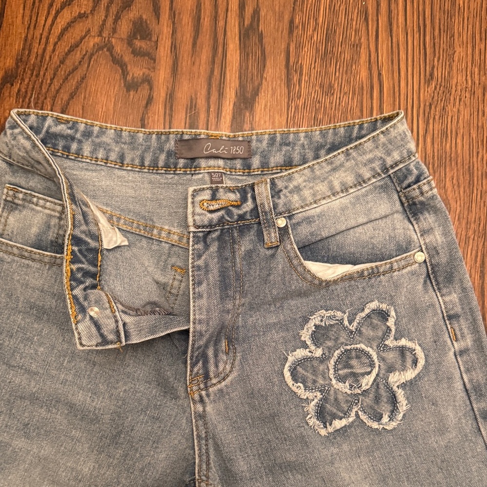🍁🍁 CALI 1850 Stylish Light Blue Floral Straight Leg Jeans - Picture 2 of 3